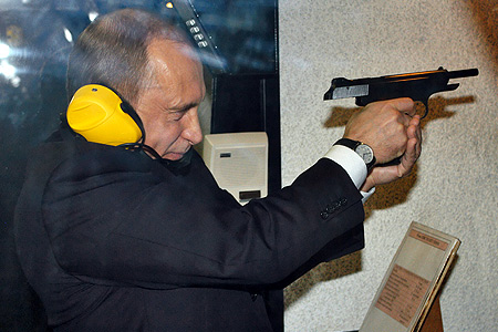 Путин с пистолетом