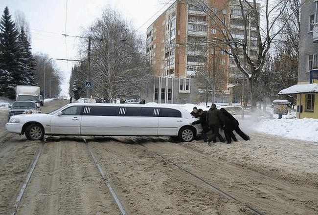а приходилось ли вам когда нибудь выталкивать лимузин?